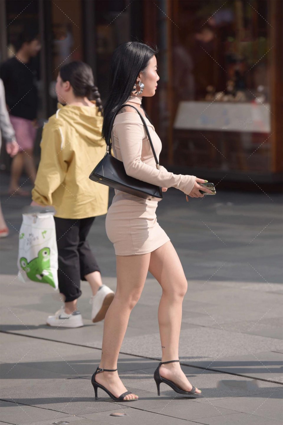 魅力|美女这身穿搭太让人惊讶，走到大街上，一眼就被迷惑，但充满魅力