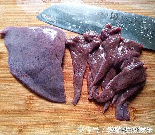 炒猪肝要焯水吗?教你正确方法,猪肝鲜嫩爽滑,不硬不老无腥味