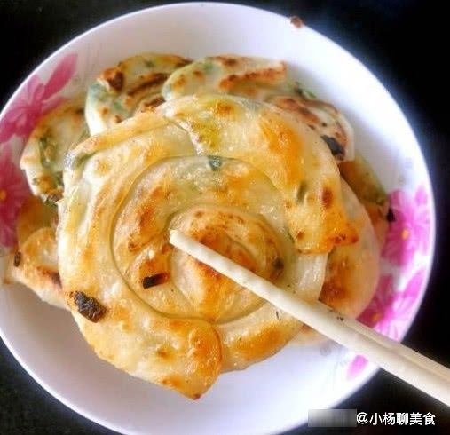 简易版葱花饼，不用和面揉面，一看就会做，不到5分钟就做好！