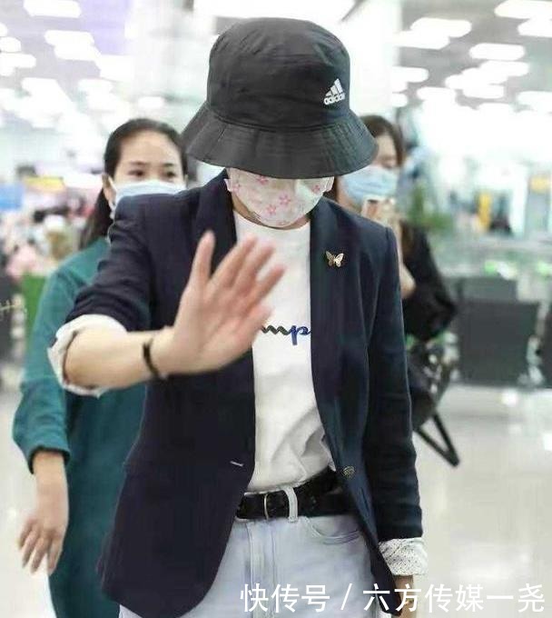 周涛|52岁周涛私服太会穿,小西装外套配牛仔裤减龄时尚,气质真高级