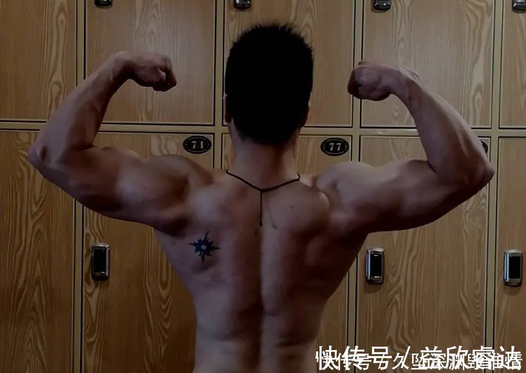 小哥|从格斗到撸铁,眼镜肌肉男大秀好身材,8块腹肌公狗腰,羡慕