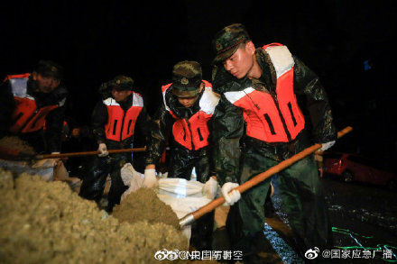 台风|台风过境引发内涝武警官兵雨夜驰援