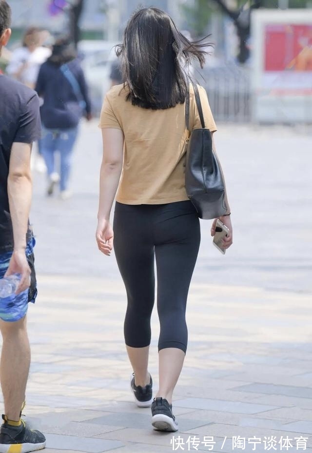 健美裤 穿“瑜伽裤”出门，九分款时髦个性，同时也穿出了曼妙身姿！