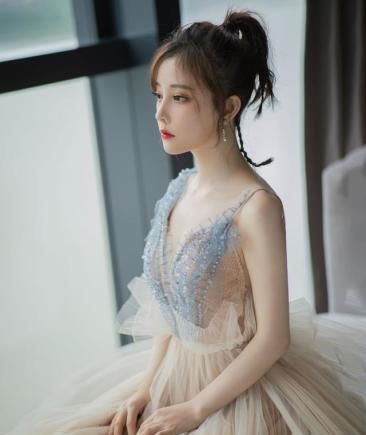 小个子女神冯提莫，这颜值太耐看了,拿奖拿到手软的实力唱将