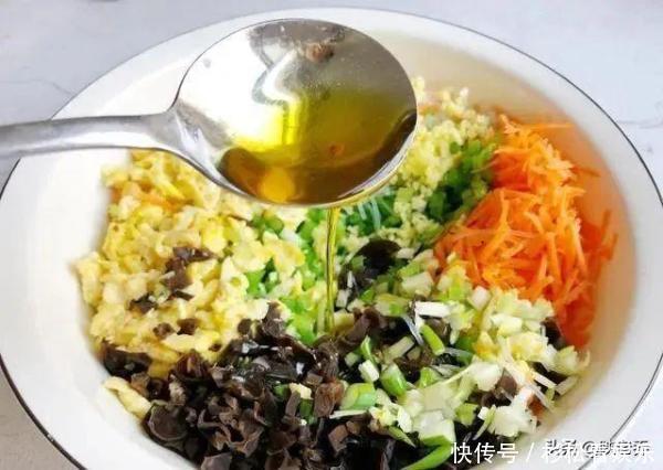 芹菜|酥脆焦黄的黄金元宝馅饼,美味的早餐美食,一碗胡辣汤,人间美味