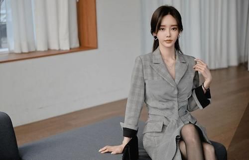 西装外套|美女穿西装外套裙，搭配黑色丝袜，优雅大方不失干练气质