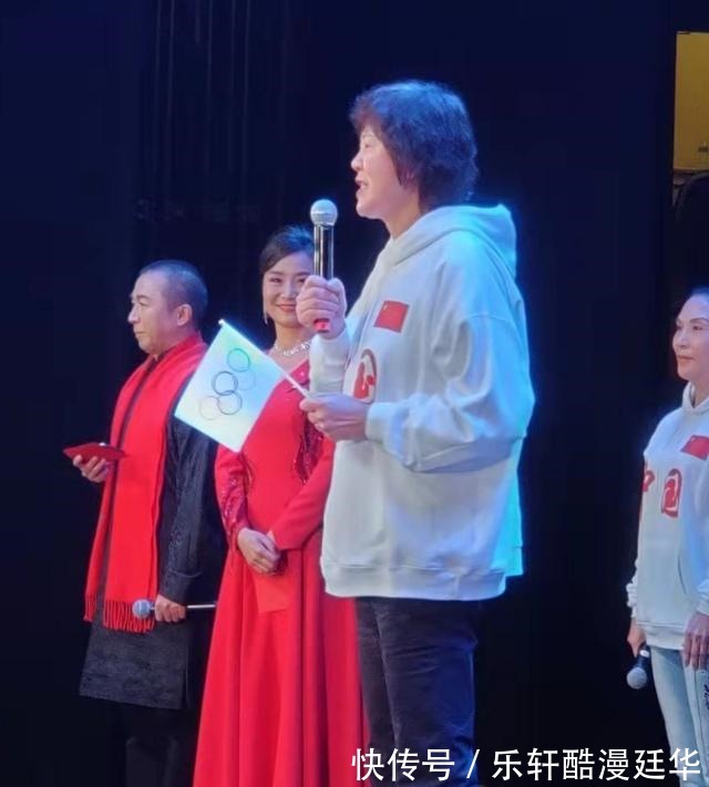 选帅|郎平胖了!不回国过春节,穿印有“中国”的服装,在美国参加春晚