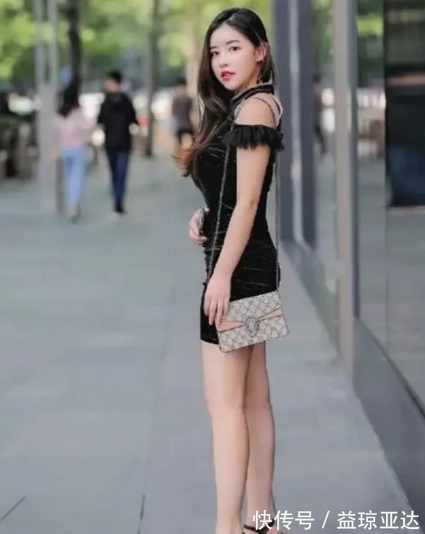 美女|街拍穿黑丝的美女,利落短发,小美女特别吸引眼球