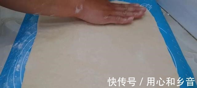 松软|这种创意油条做法，外皮酥掉渣，里面松软香甜，好吃又简单！