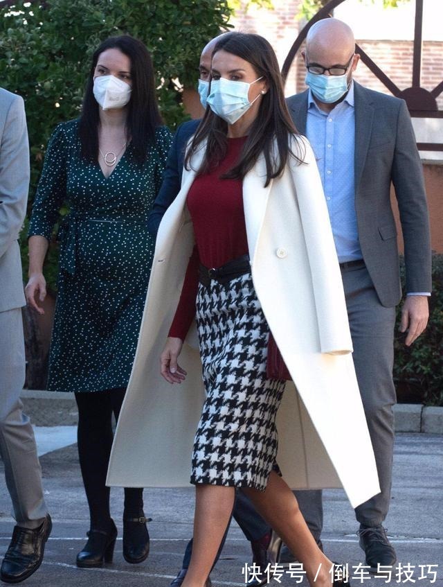 穿搭 莱蒂齐亚王后“萝卜裙”穿出新花样，搭配白色简洁大衣尽显好气质！
