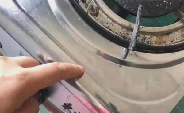 再脏的灶台,只用一根香蕉,立马就能洁净如新,方法太实用了