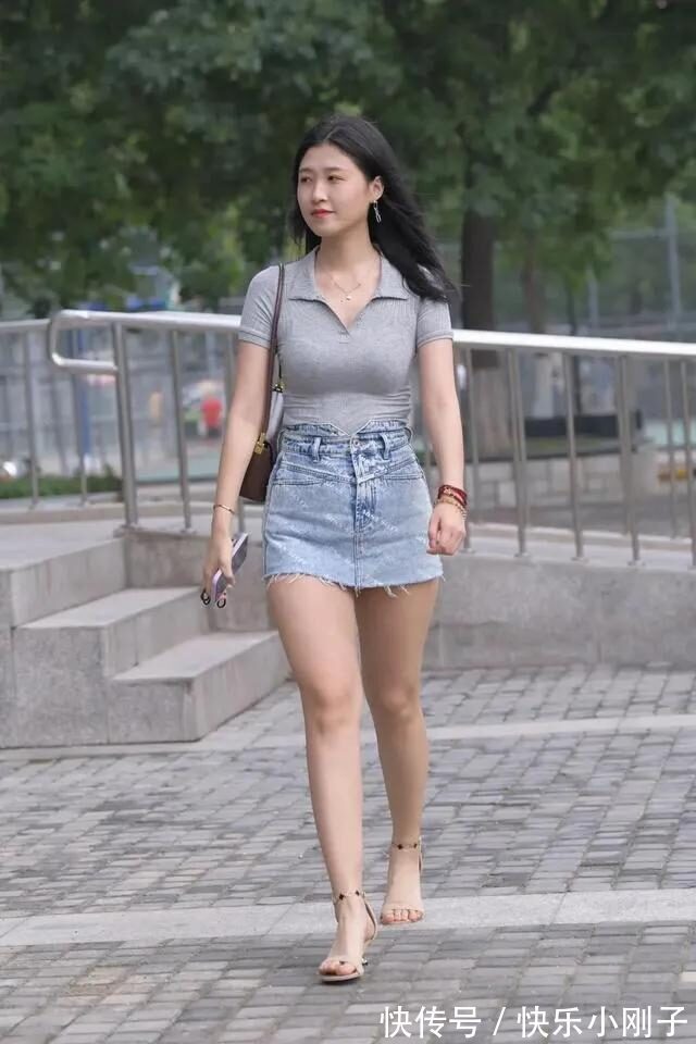 针织短袖 灰色针织短袖搭配牛仔半身裙清爽又时尚,这样的穿搭值得借鉴吗?