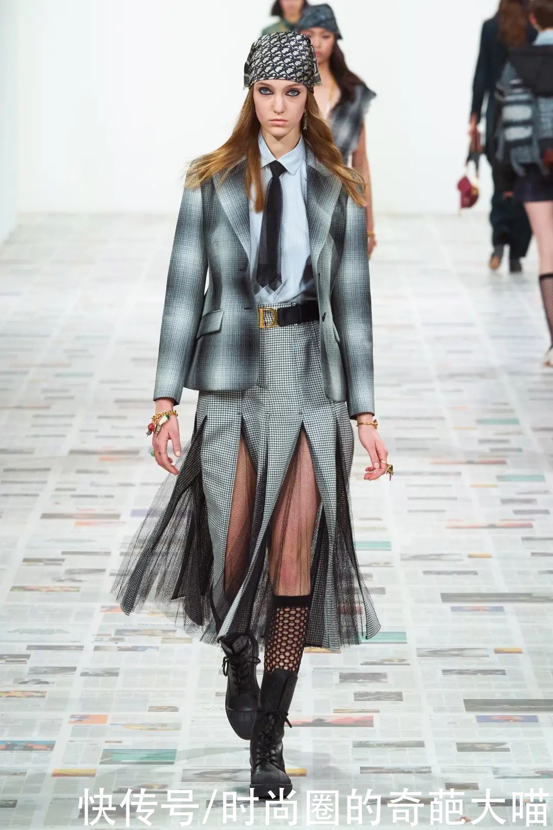 丝巾|祖传丝巾不再独属优雅！老土花纹在偷偷变酷，看起来毫无妈妈味道