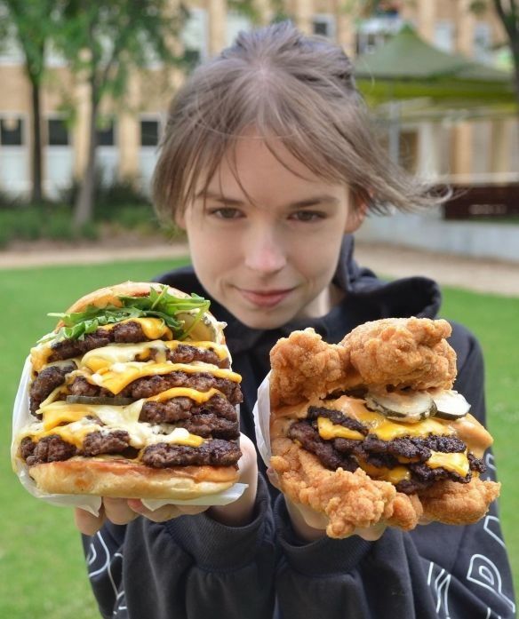 绝对别再深夜看！国外正妹美食博主分享超美味汉堡