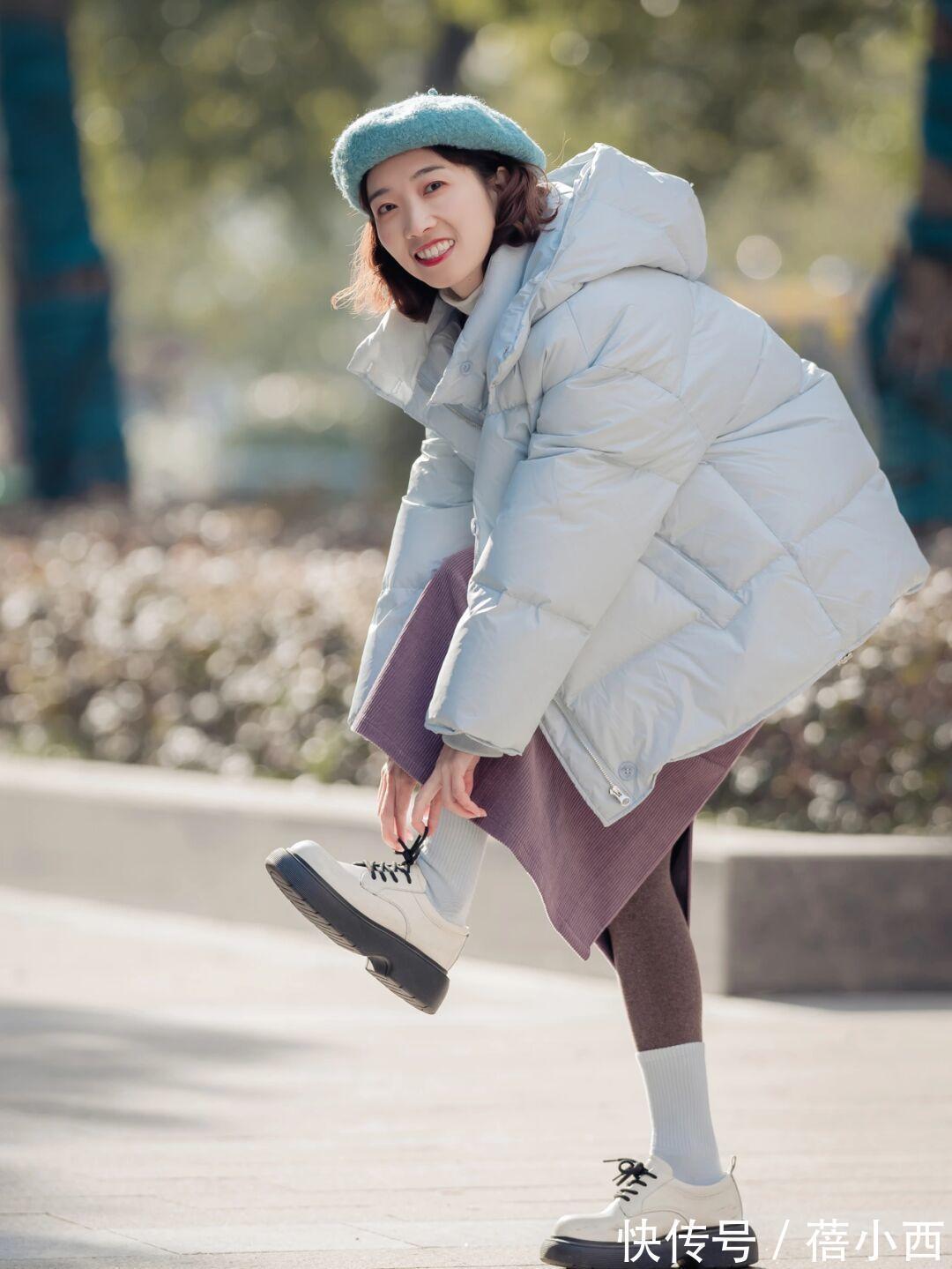 女生 “短羽绒服”才是小个子女生的冬日必备,配半身裙、裤子高级时髦