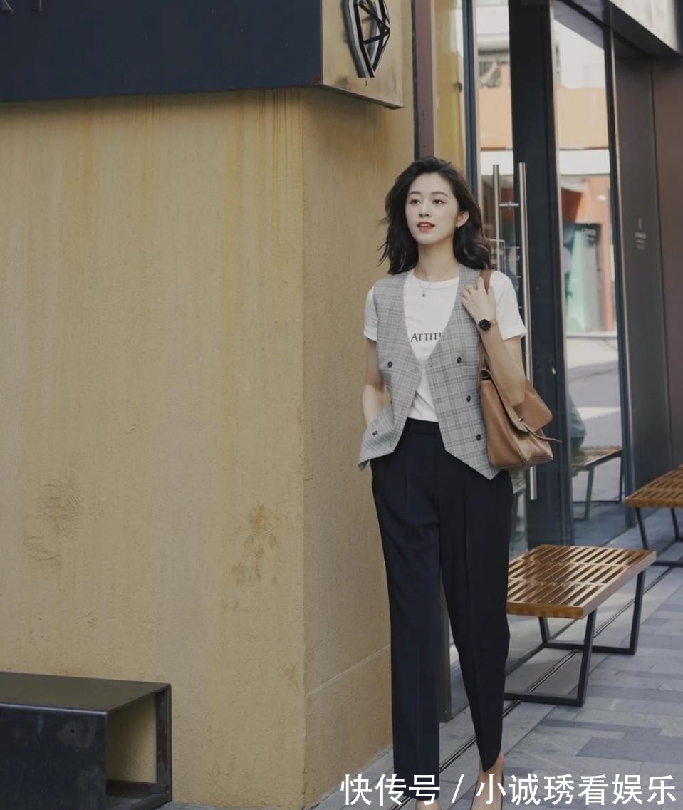 t恤|入秋后穿衣的高级感是“马甲”给的，搭配T恤衬衫都好看，很实用