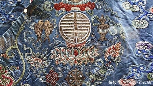 制作龙袍|皇帝龙袍太金贵，一年不洗一次，如何做到不出现异味熏到皇后呢？