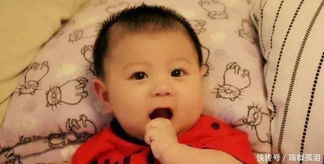 孩子|宝宝见什么啃什么,奶奶忍不住塞了猪蹄给孩子,全家人笑翻了