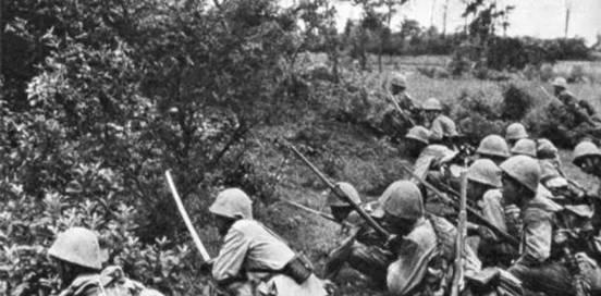 树上|抗日悍将抓获日军，绑树上让新兵练刺杀！10个日军人头装一箱