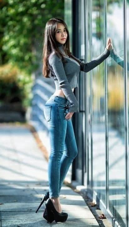 穿上一双|人高腿长,穿上高跟鞋搭配修身裤,不管正面还是背面都会很美