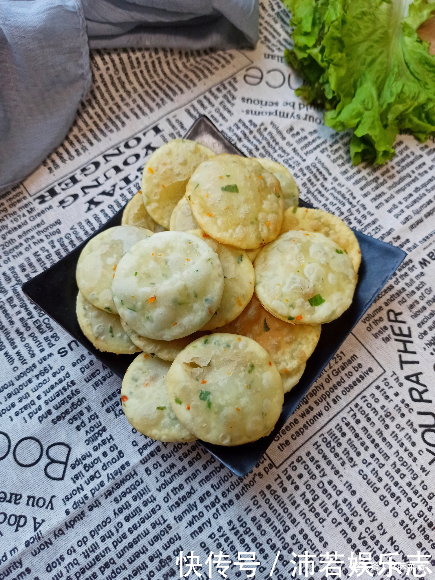 开水|面粉新吃法,无需发面,开水一烫就搞定,个个鼓大泡,比油条还香