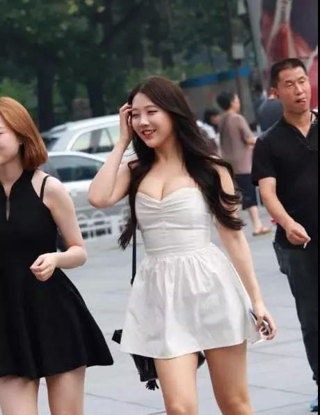 靓丽女孩 穿白色抹胸短裙的靓丽女孩, 可爱的长发童颜, 胖嘟嘟的!