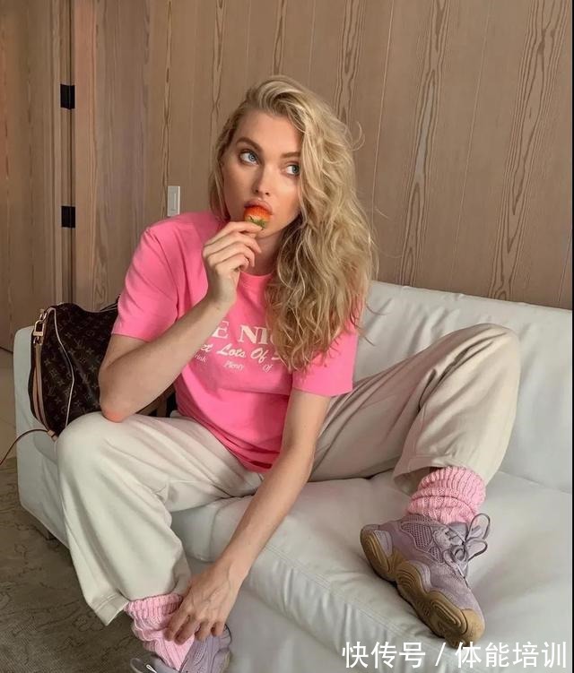 穿搭 白T恤不受宠了,今年流行糖果色T恤,青春时髦还显白!