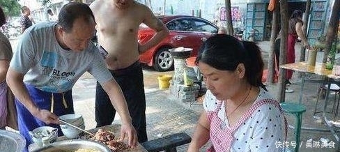 摆摊|老板路边摆摊,一碗5元遭哄抢,每天卖出上千碗,城里已买3套房