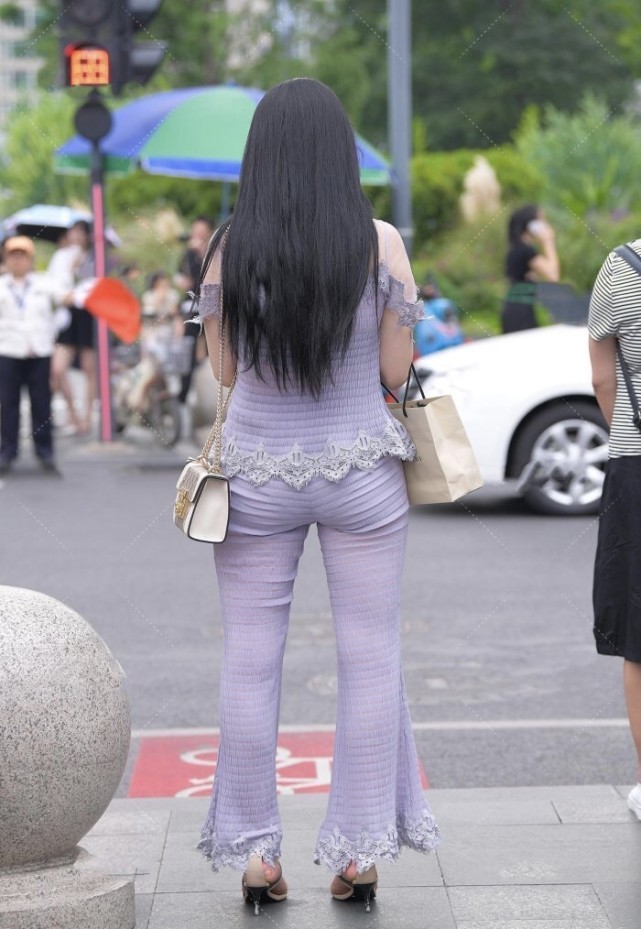 穿搭 35岁穿紫色蕾丝套装,一字肩减龄又好看,纱网材质展现轻熟风