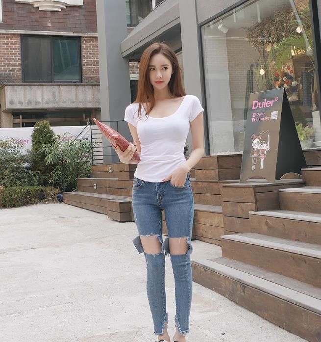 紧身的破洞牛仔裤,修长迷人,显得清新爽朗充满活力哦