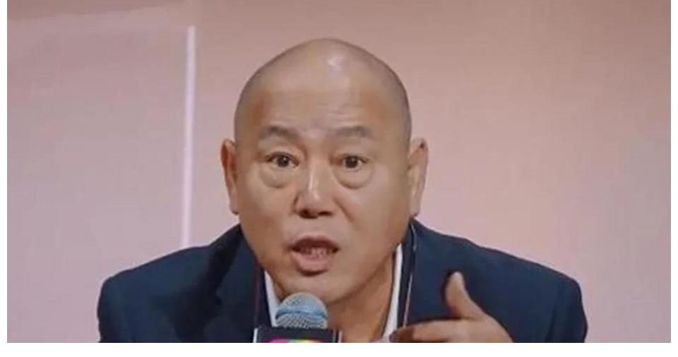 别让烂片导演“祸祸”钱！李成儒爆批梁龙：你不要做导演，唱歌去