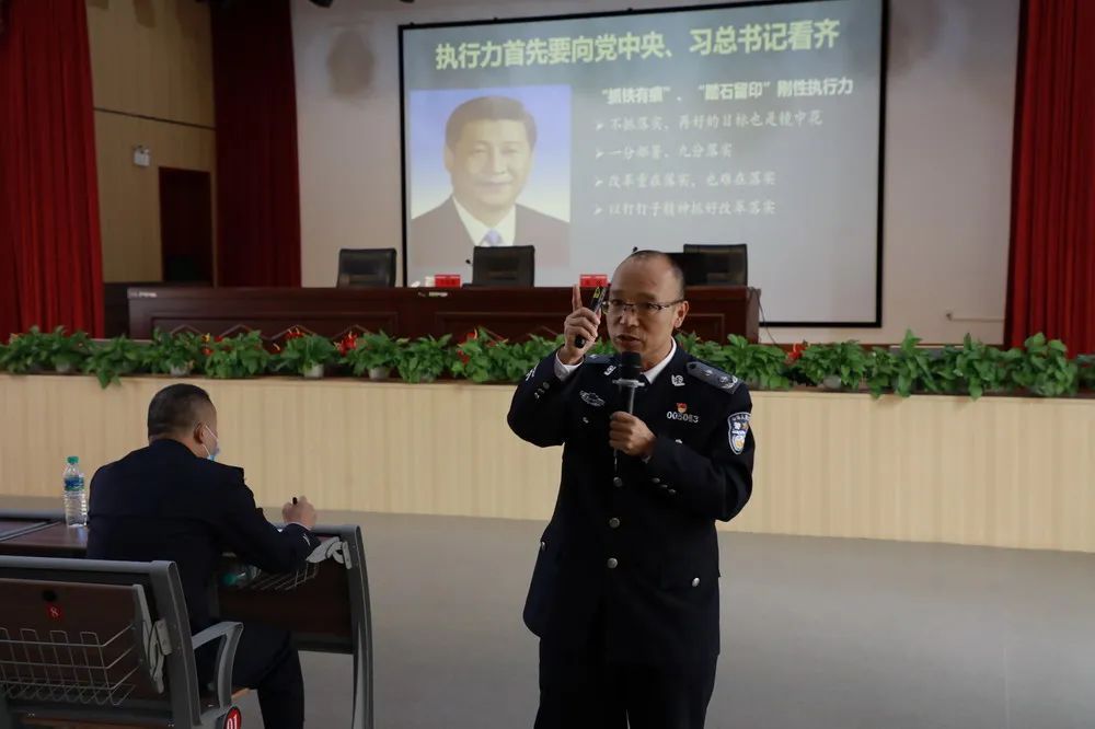 赣县区公安局|轿车冲卡被爆胎截停，警方现场控制2人，事发马口公园……