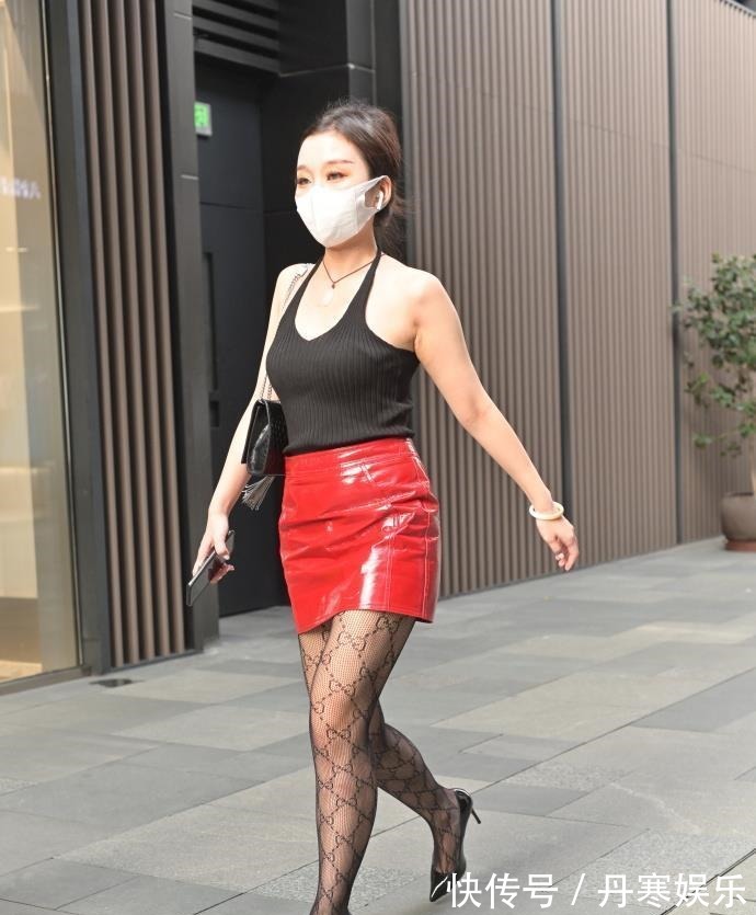 胯宽 30岁阿姨的红色“皮裙”,搭配独特,轻松展现“知性美”!