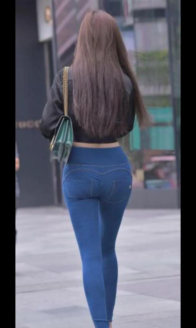 高腰 黑色真丝上衣搭配高腰牛仔裤,俏皮可爱又个性,时尚穿着你喜欢吗