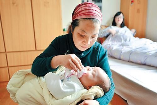 回家|产妇出院回家,由谁抱孩子更好?专家:四个候选人+两大候选条件