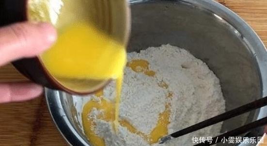 做疙瘩汤时,用水和面就错了,换成它,颗粒分明还爽滑