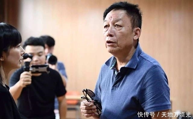易中天中年：穷得连一块钱的烟也抽不起，只能带着女儿住30平老屋