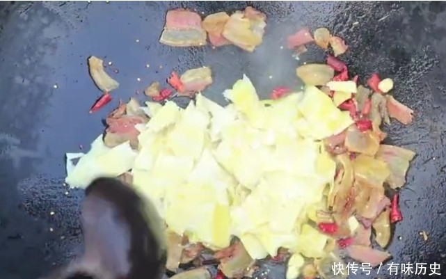 小伙摘得深山里的巨无霸竹笋,用来这样做超好吃,你想试试吗?