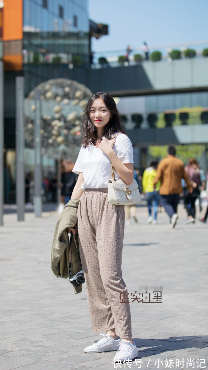 蓝白条纹阔腿裤|街拍,白衬衫搭配蓝白条纹阔腿裤,休闲又有范!