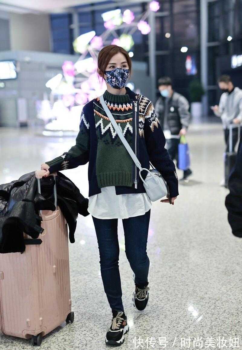 衬衫 阿Sa眼光果然很好,拼色毛衣叠穿衬衫减龄洋气,少女气质不减