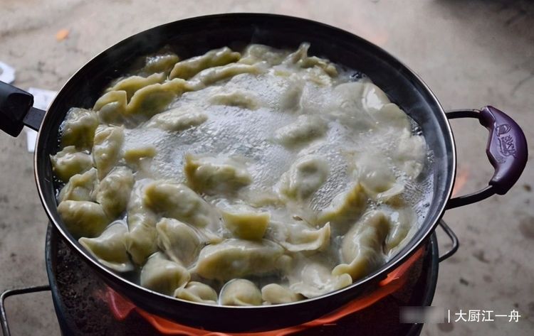 同样是煮饺子,盖锅盖煮和不盖盖煮区别挺大,学会在煮不吃亏