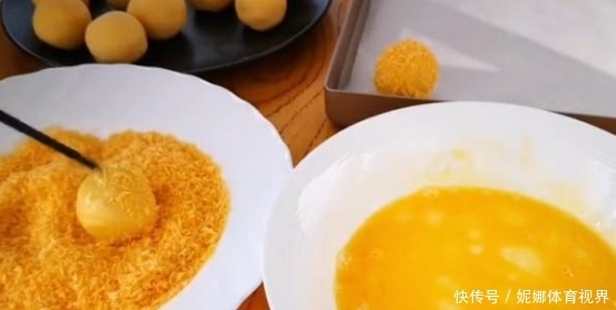 红薯|红薯“秘制新吃法”,不油炸不水煮,外酥里糯,真的是太香了!