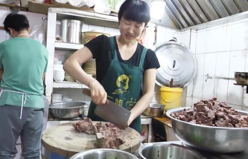 70后大妈开面馆，拌面调料丰富上餐快，一上午不费劲卖300碗面条