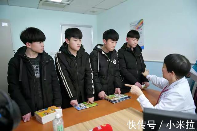 男孩|四胞胎男孩出生时轰动一时,18年后全部考上大学,母亲:非常知足