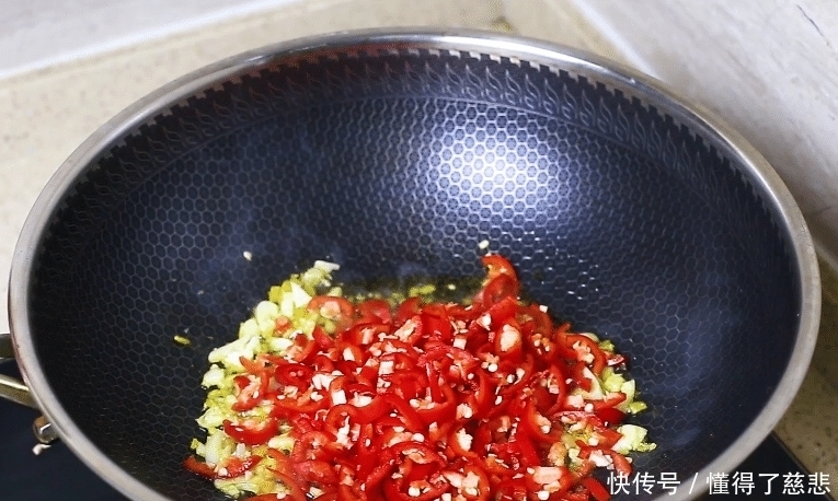 这才是“小炒牛肉”的正宗做法,大厨详细讲解,牛肉鲜嫩不出水