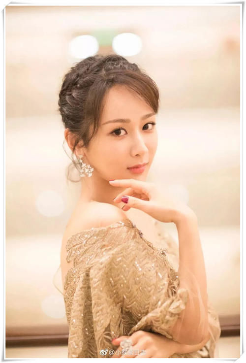 别老披头散发了，春季最流行的4种编发，展现知性美