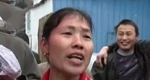 大妈|学生午饭一口未动,就被食堂大妈整盘抢走,学生整天都饿肚子