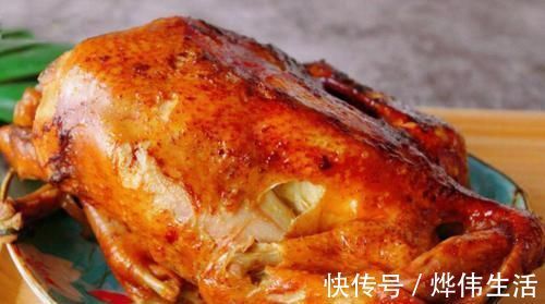 整只鸡放电饭锅里焖，不加水不放油，出锅比烤鸡还香，太诱人了