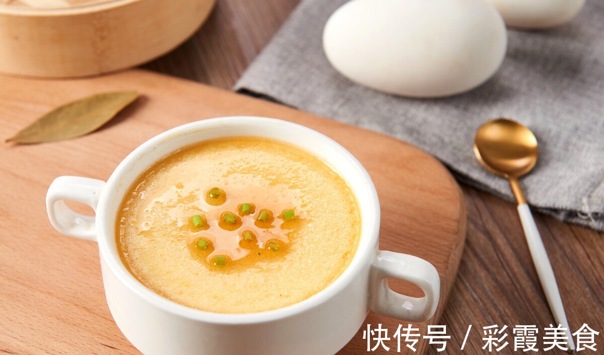 蛋羹|蒸鸡蛋羹，别直接加水就蒸，牢记3个技巧，蛋羹更嫩滑更平整