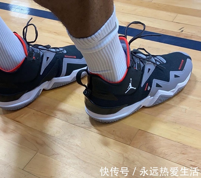 ori|除了小10万的AJ1,近期17位明星上脚别漏看!